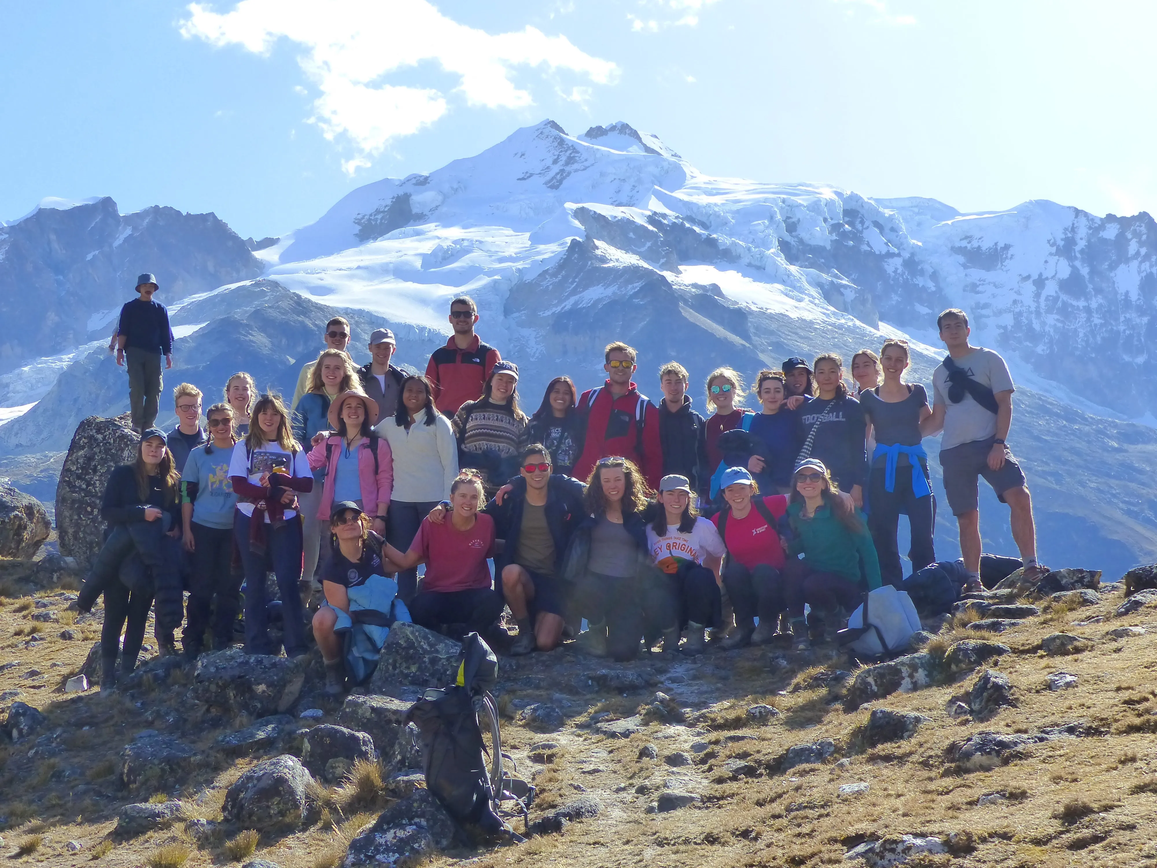 Group picture of students standing in front of Huayna Potosí